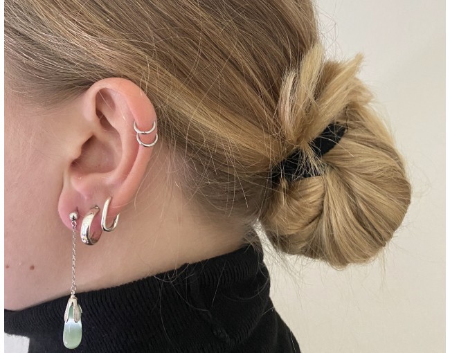Langkettige Silberohrhänger mit grünem Opal in Tropfenform