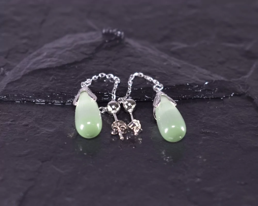Langkettige Silberohrhänger mit grünem Opal in Tropfenform
