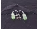 Langkettige Silberohrhänger mit grünem Opal in Tropfenform