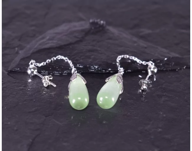 Langkettige Silberohrhänger mit grünem Opal in Tropfenform