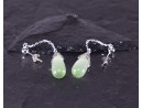 Langkettige Silberohrhänger mit grünem Opal in Tropfenform