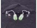Langkettige Silberohrhänger mit grünem Opal in Tropfenform