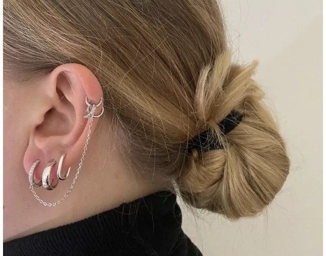 Langkettige Silberohrhänger mit kleinem und grossem Clipverschluss