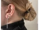 Langkettige Silberohrhänger mit Strasssteinen