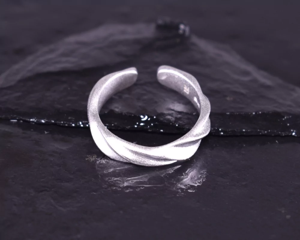 Matter Silberring mit gedrehtem Design