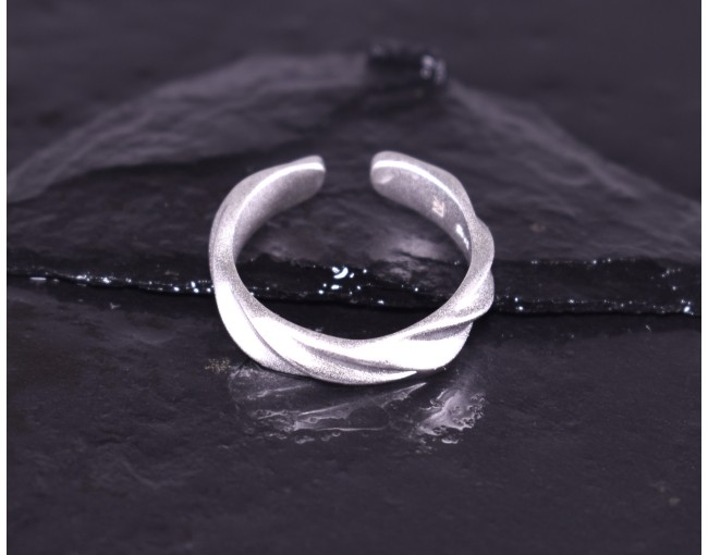 Matter Silberring mit gedrehtem Design