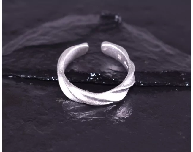 Matter Silberring mit gedrehtem Design