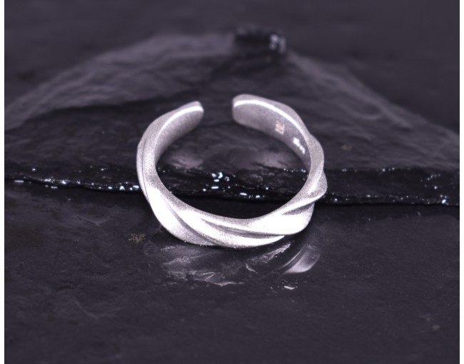 Matter Silberring mit gedrehtem Design