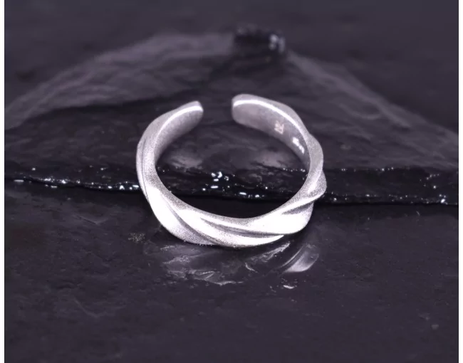 Matter Silberring mit gedrehtem Design