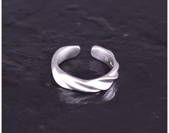 Matter Silberring mit gedrehtem Design