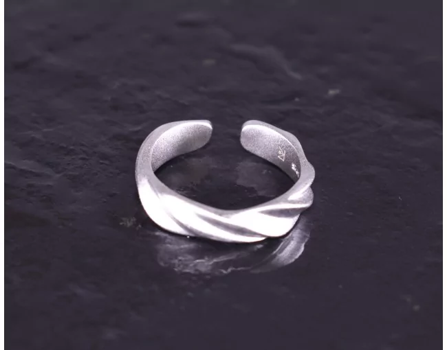 Matter Silberring mit gedrehtem Design
