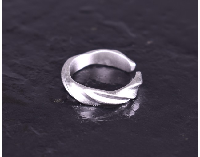Matter Silberring mit gedrehtem Design