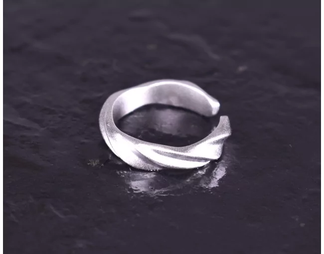 Matter Silberring mit gedrehtem Design
