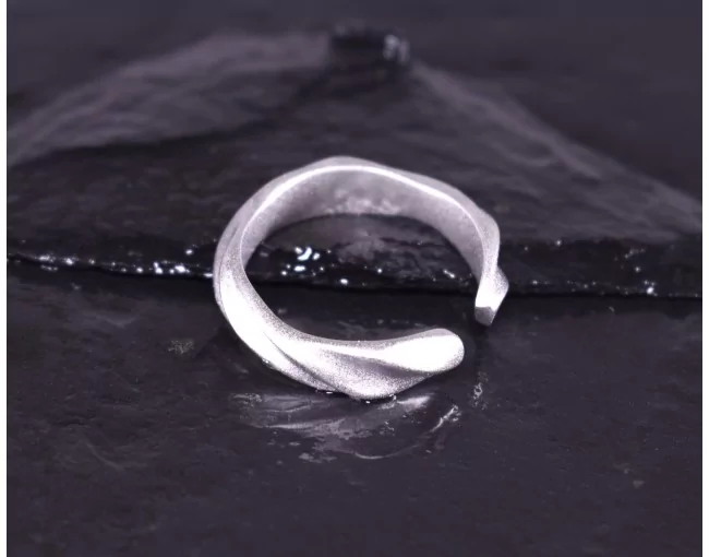 Matter Silberring mit gedrehtem Design
