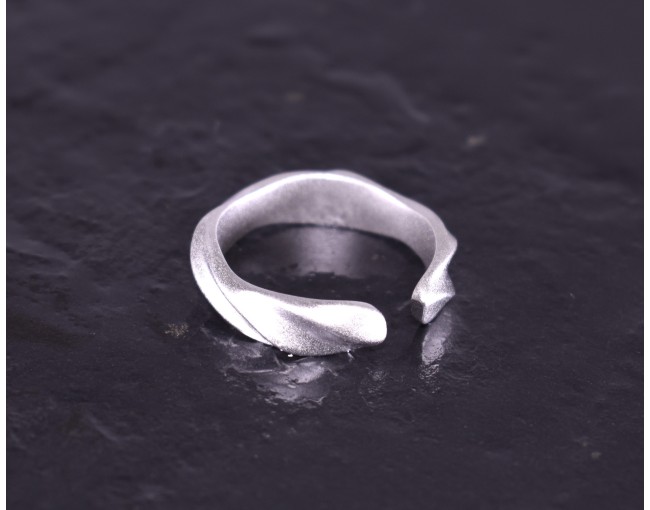 Matter Silberring mit gedrehtem Design