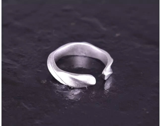 Matter Silberring mit gedrehtem Design