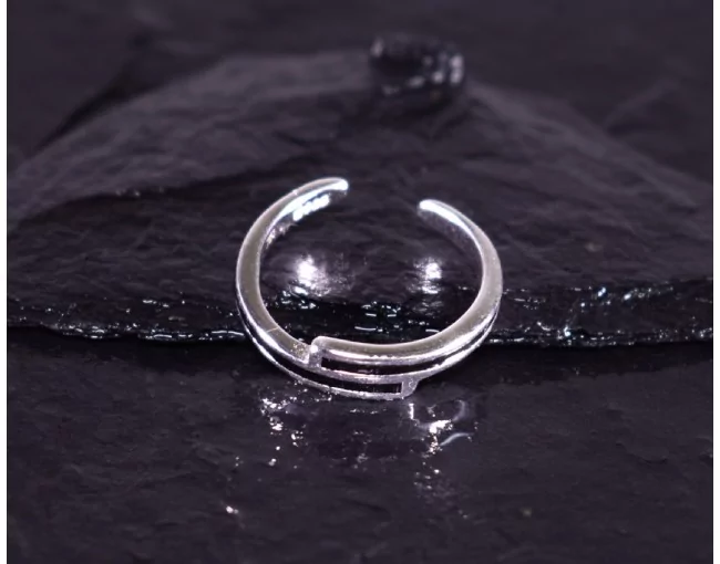Modern designter Silberring mit markanter Farbgebung