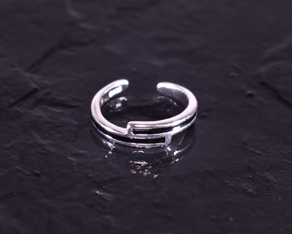 Modern designter Silberring mit markanter Farbgebung