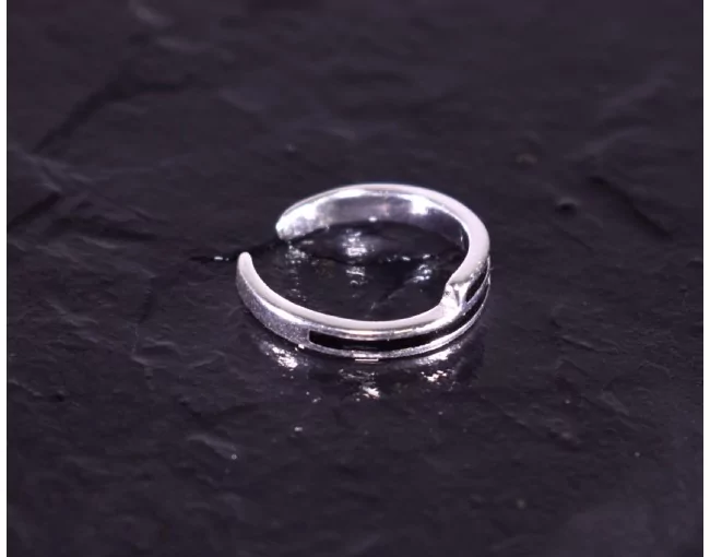 Modern designter Silberring mit markanter Farbgebung