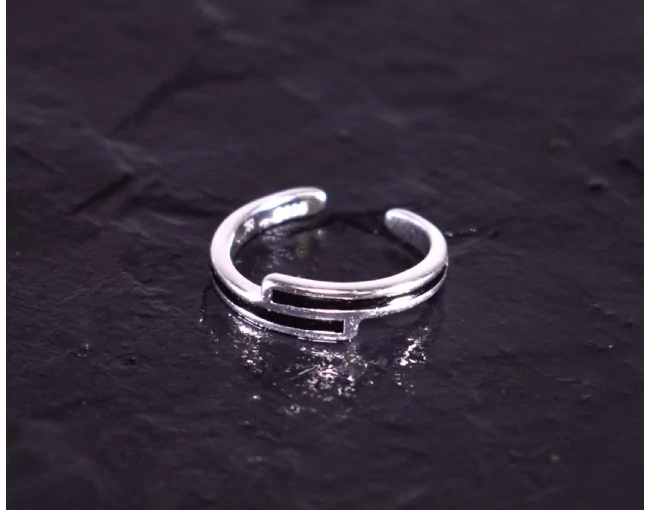 Modern designter Silberring mit markanter Farbgebung