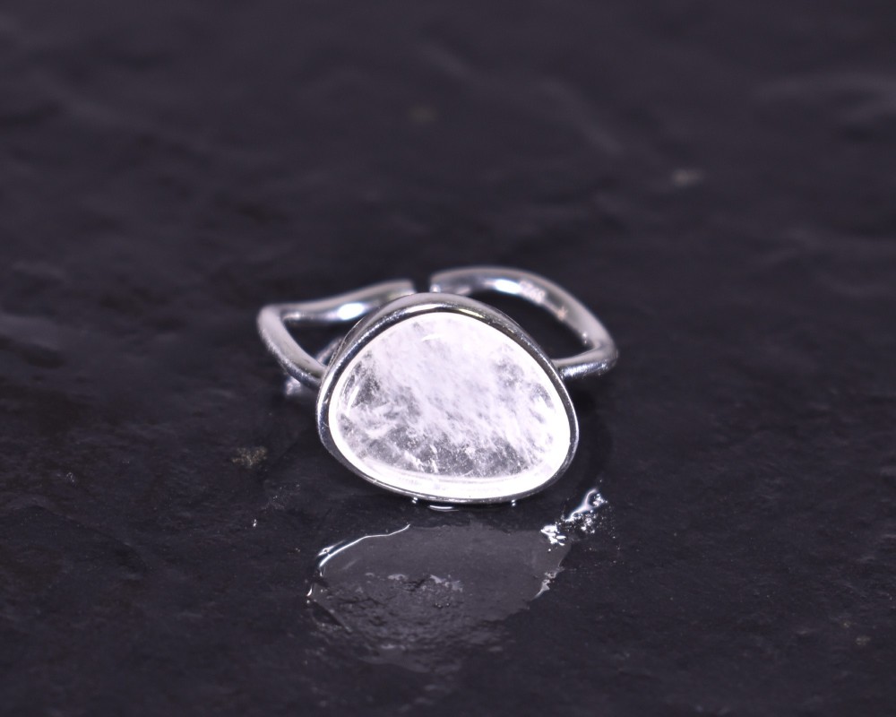 Offener Silberring mit durchsichtigem Edelstein