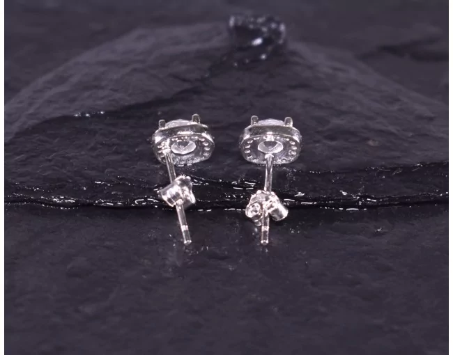 Quadratische Silberohrstecker mit Zirkonsteinen