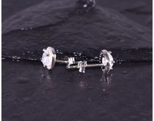 Quadratische Silberohrstecker mit Zirkonsteinen