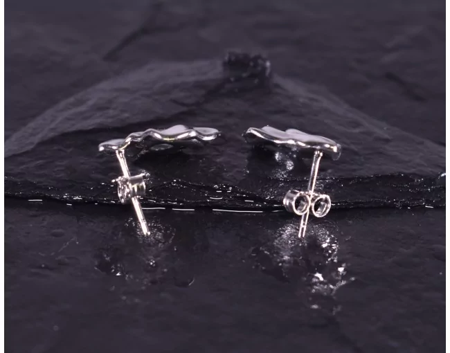 Rautenähnliche Silberohrstecker mit welligem Design