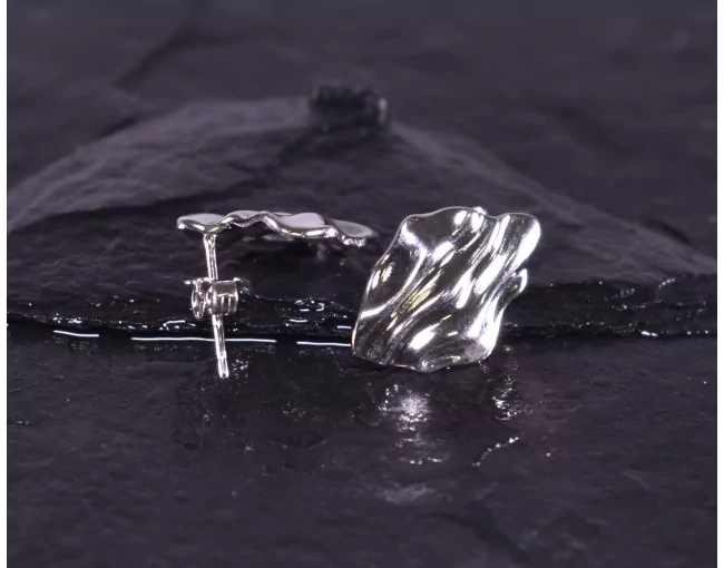 Rautenähnliche Silberohrstecker mit welligem Design