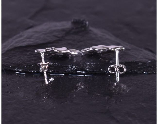 Rautenähnliche Silberohrstecker mit welligem Design