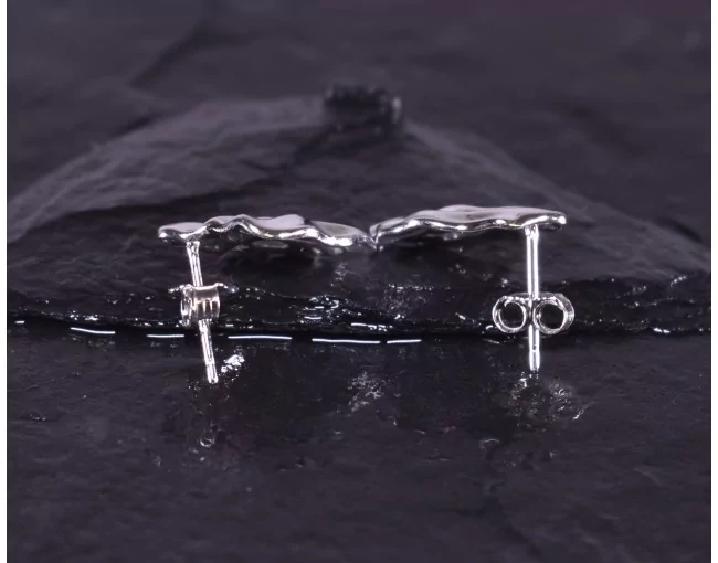 Rautenähnliche Silberohrstecker mit welligem Design