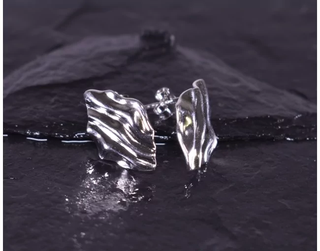 Rautenähnliche Silberohrstecker mit welligem Design