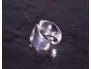 Schöner glänzender Silberring in Wellenform
