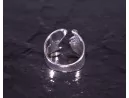 Schöner glänzender Silberring in Wellenform