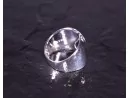Schöner glänzender Silberring in Wellenform