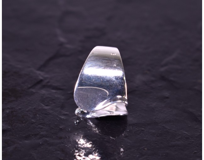 Schöner glänzender Silberring in Wellenform