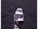Schöner glänzender Silberring in Wellenform