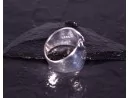 Schöner glänzender Silberring in Wellenform