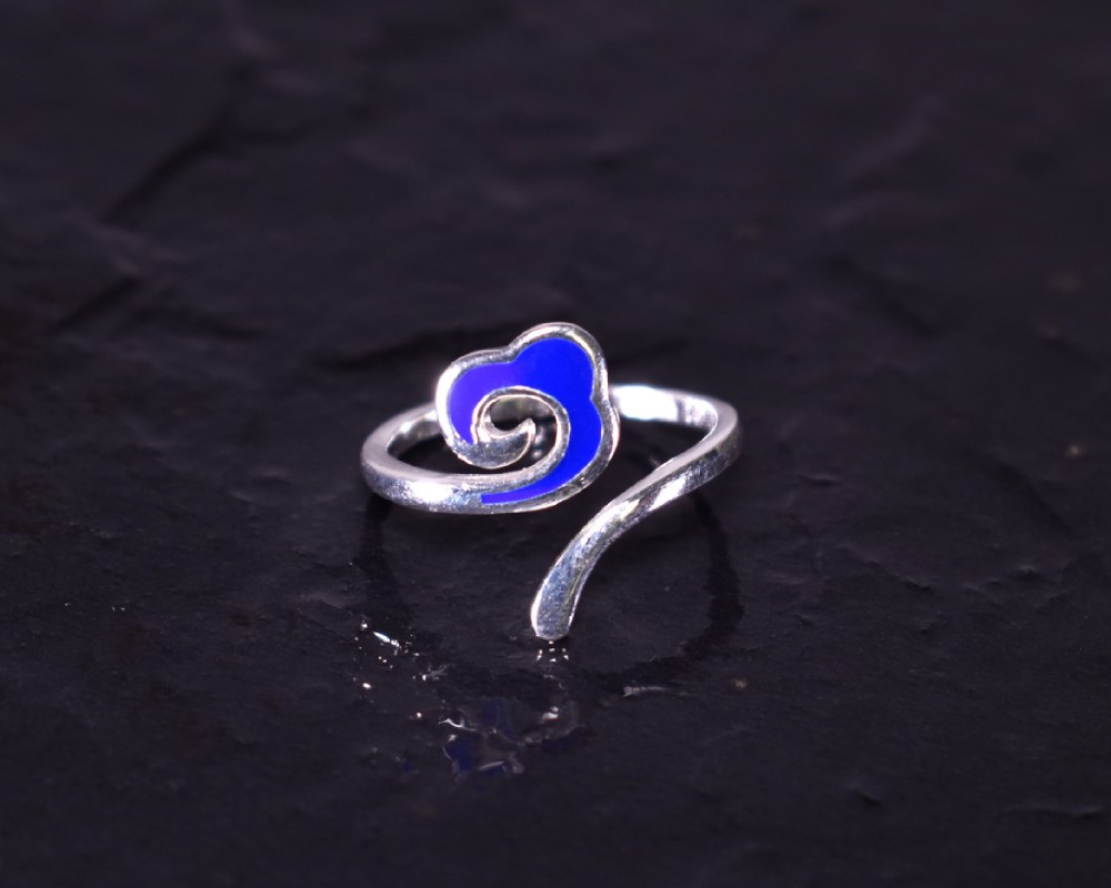 Schwungvoller Silberring mit Blumen Detail