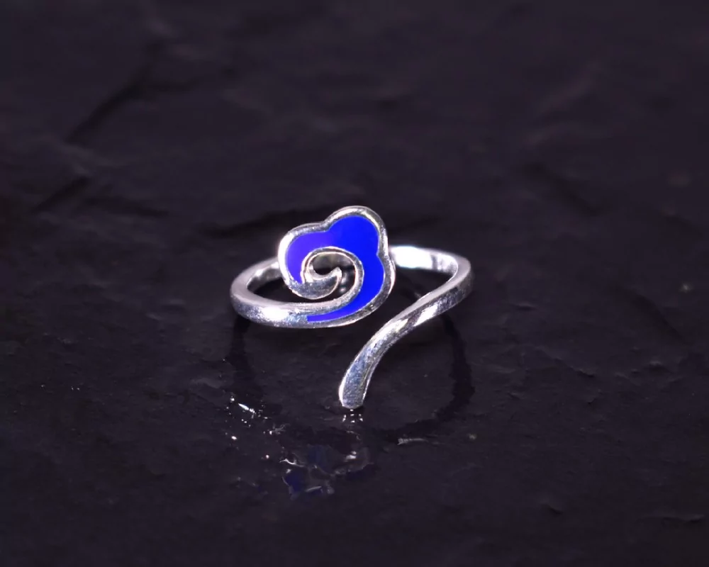 Schwungvoller Silberring mit Blumen Detail
