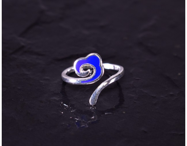 Schwungvoller Silberring mit Blumen Detail