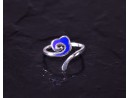 Schwungvoller Silberring mit Blumen Detail