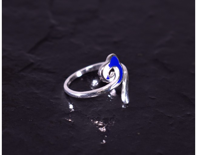 Schwungvoller Silberring mit Blumen Detail