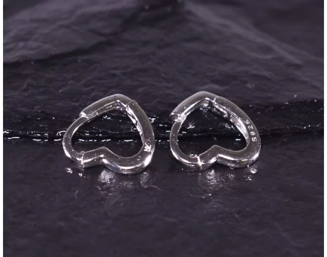 Silberohrclips in Herzform