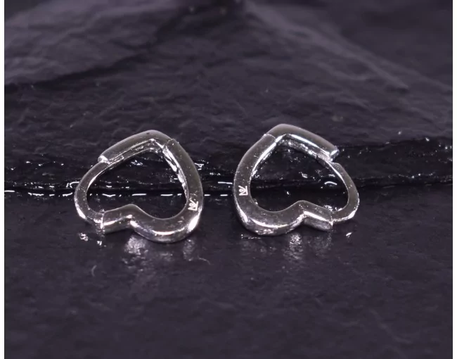 Silberohrclips in Herzform