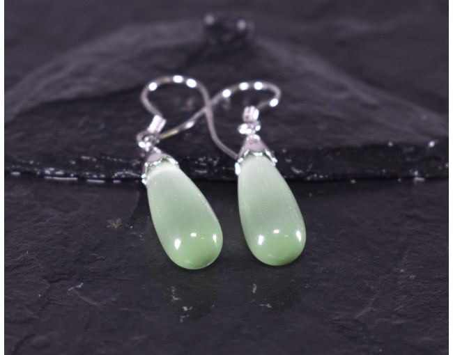 Silberohrhänger mit grünem Opal in Tropfenform