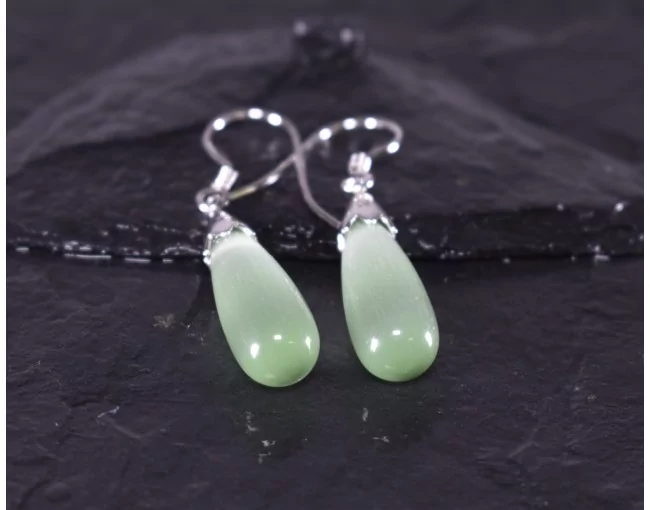 Silberohrhänger mit grünem Opal in Tropfenform