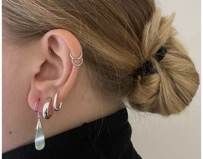 Silberohrhänger mit grünem Opal in Tropfenform