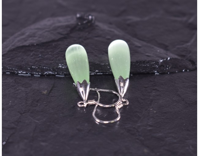 Silberohrhänger mit grünem Opal in Tropfenform