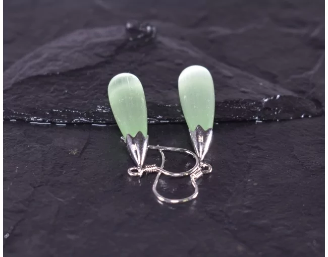 Silberohrhänger mit grünem Opal in Tropfenform